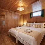 Cozy Traditional Chalet, Stunning Mountain Views Chalet *