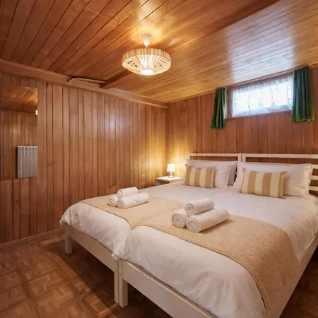 Cozy Traditional Chalet, Stunning Mountain Views Chalet *