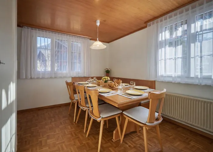 Cozy Traditional Chalet, Stunning Mountain Views *