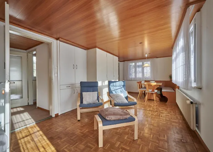 Cozy Traditional Chalet, Stunning Mountain Views *