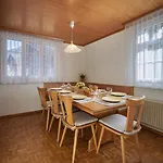 Cozy Traditional Chalet, Stunning Mountain Views *