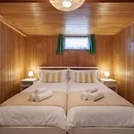 Σαλέ Cozy Traditional Chalet, Stunning Mountain Views *