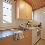 Cozy Traditional Chalet, Stunning Mountain Views Σαλέ *