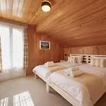 Cozy Traditional Chalet, Stunning Mountain Views *