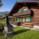 Cozy Traditional Chalet, Stunning Mountain Views Σαλέ *