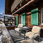 Cozy Traditional Chalet, Stunning Mountain Views Σαλέ *