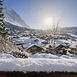 Cozy Traditional Chalet, Stunning Mountain Views Σαλέ
