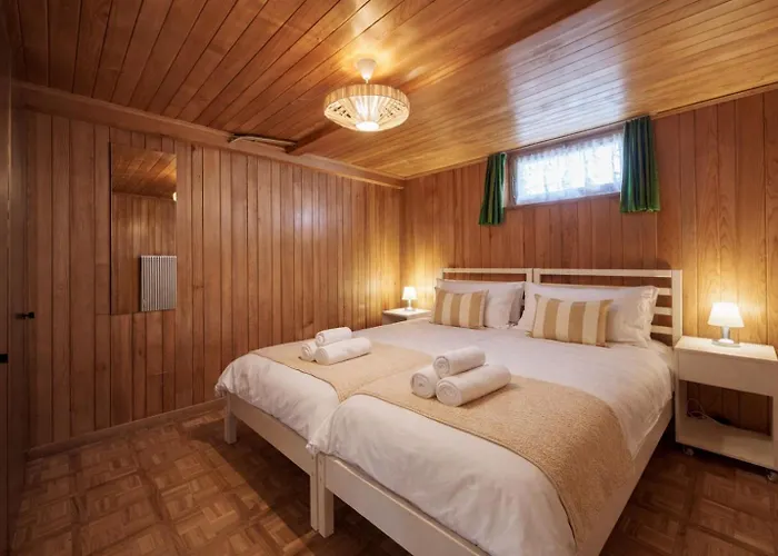 Cozy Traditional Chalet, Stunning Mountain Views Шале *